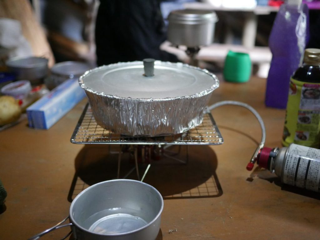 炊飯も使い捨てアルミ鍋。蓋は自前。3合炊けます。